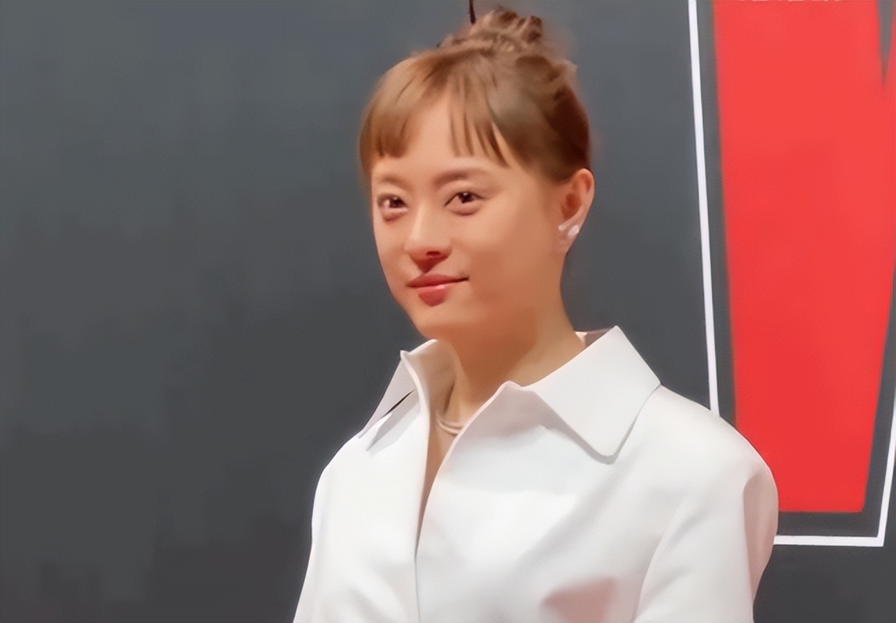 41岁孙俪红毯翻车!露长腿穿深V,黄毛脸肿沟壑多,养生效果差?