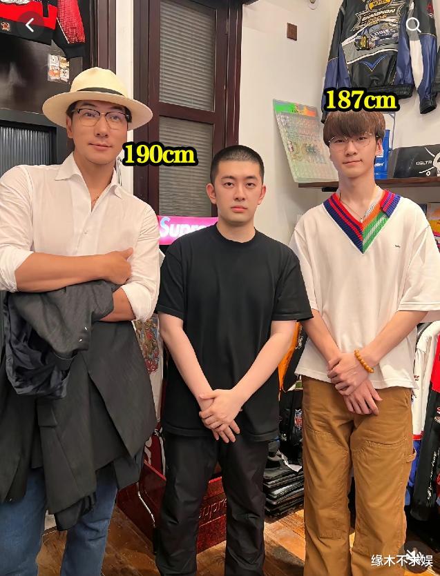 张亮和前妻带儿子逛买手店,15岁天天酷似李宇春,手指状态获好评