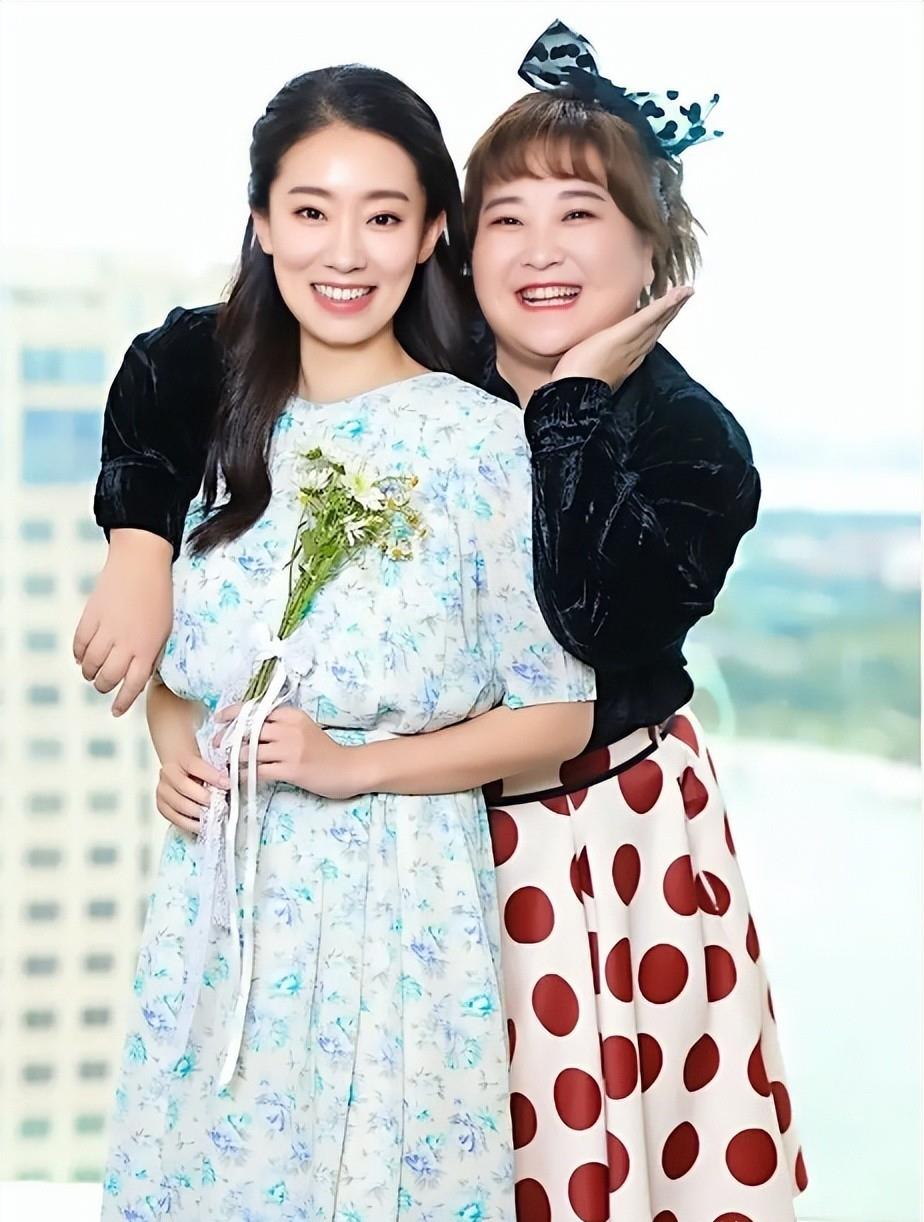 狂揽54亿，暴瘦50斤！“突然消失”再度出现的贾玲，令人刮目相看