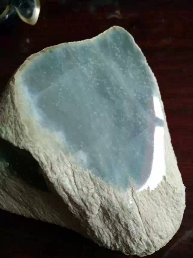 欣赏刚切开的翡翠毛料