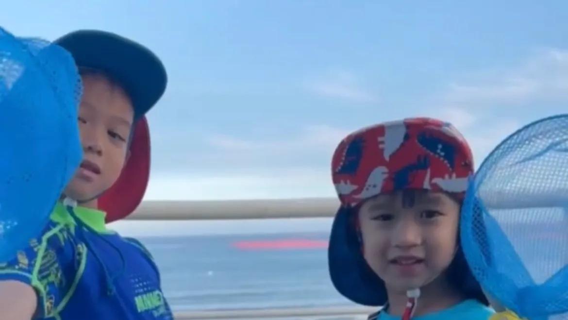 胡杏儿带俩儿子厦门赶海，奕霆奕霖赶海造型可爱十足，简直超欢乐