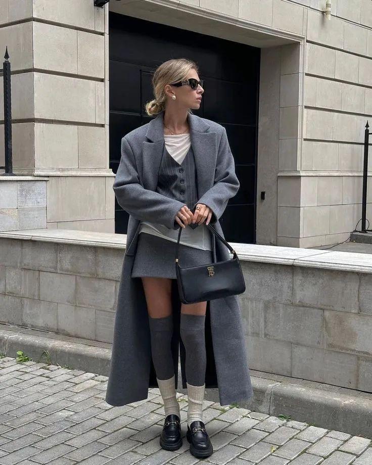 职场女性这么穿高级显气质!“格雷系大衣+毛衣”就够,谁穿谁美