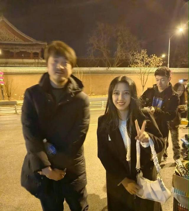 王传君|王传君深夜现身街头，37岁身材发福胖到认不出，满脸横肉引热议