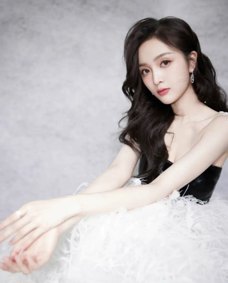 |曝28岁三四线女星两年前疑赚上亿！仅参演4部剧，日薪30万引争议