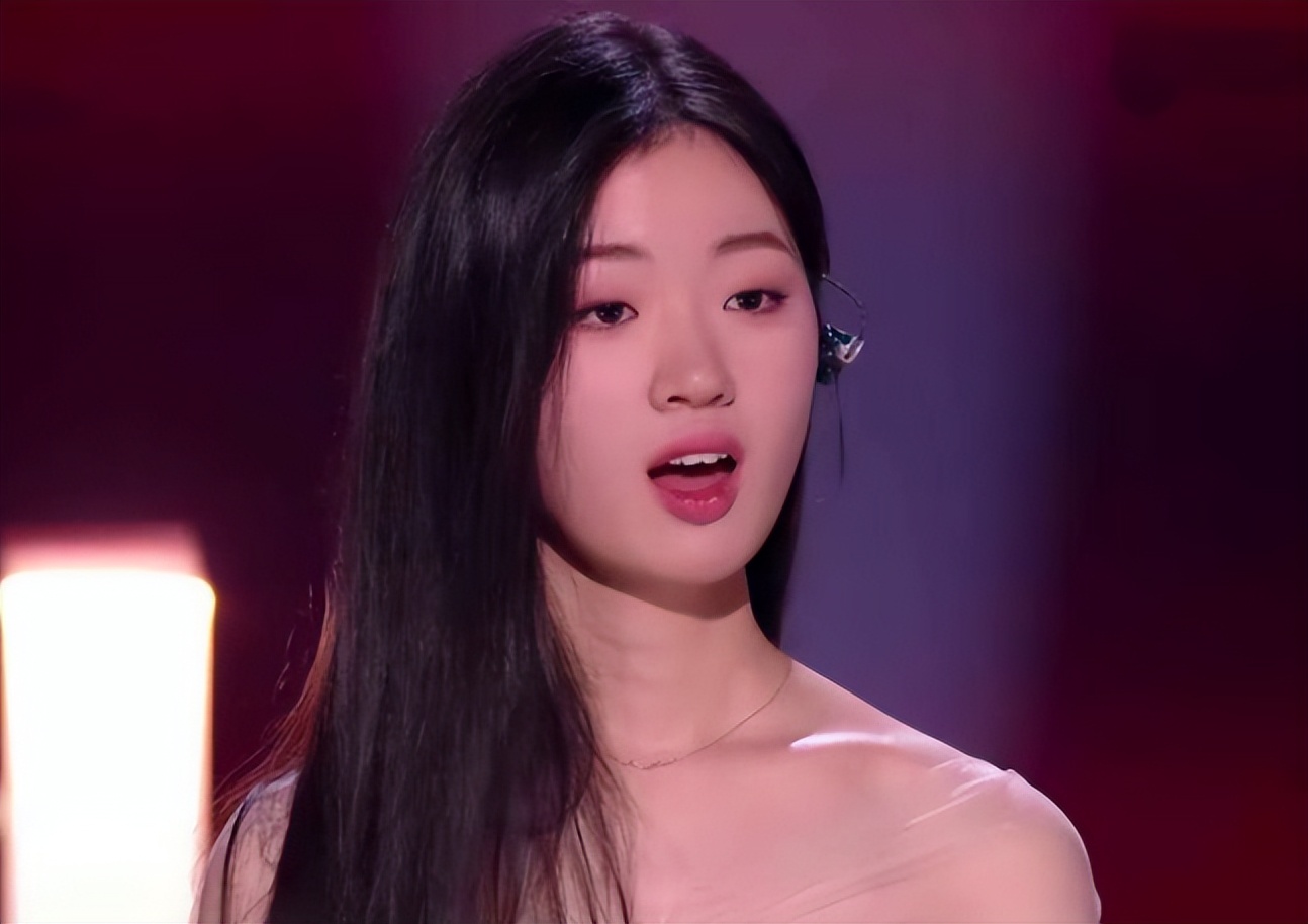 单依纯|知情人曝单依纯夺冠内幕,被老师推荐而来。系好声音“空降兵”