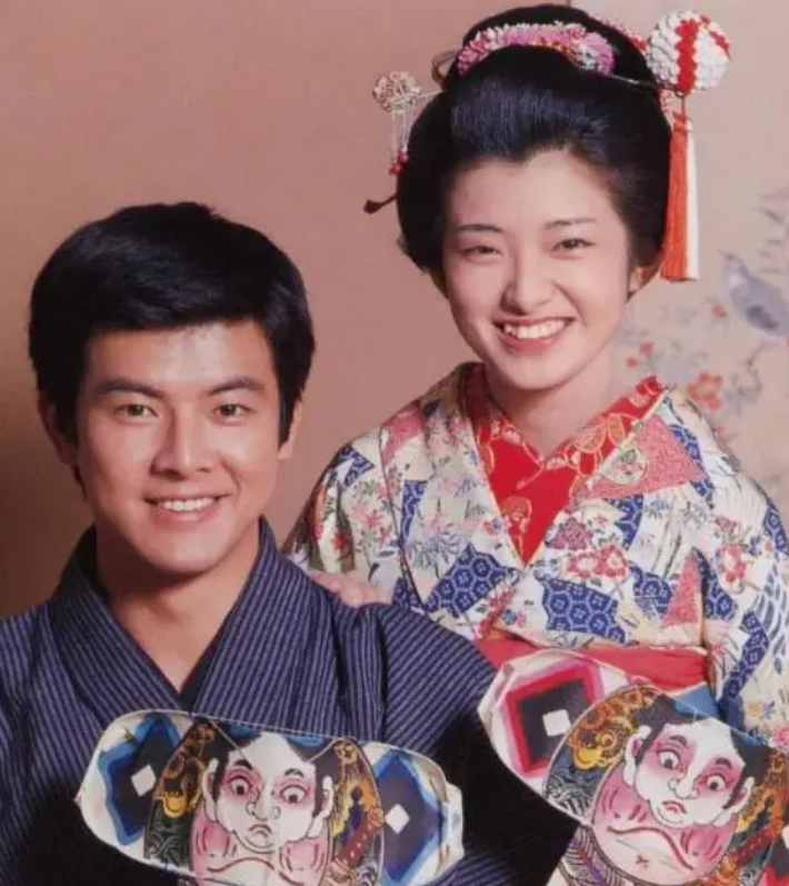 三浦友和|71岁三浦友和帅气依旧,64岁山口百惠胖成奶奶,俩人凭啥幸福43年