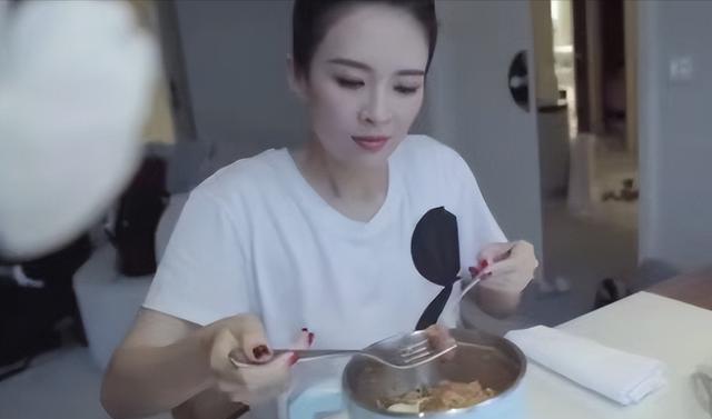 任敏|女明星真实饭量被曝光:娜扎嗦粉1口1根,颖儿每天一粒老干妈