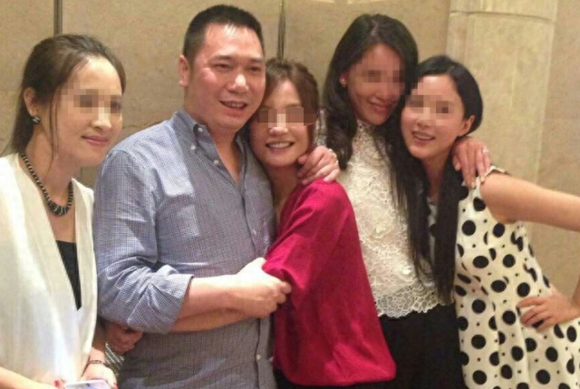 黄有龙父亲去世!赵薇夫妇均未露面,在农村办50W追悼会引争议