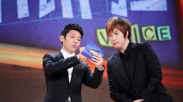 飞鹤|撒贝宁回老家拜年！跟村民合影没架子，满脸褶子主持春晚10年老了