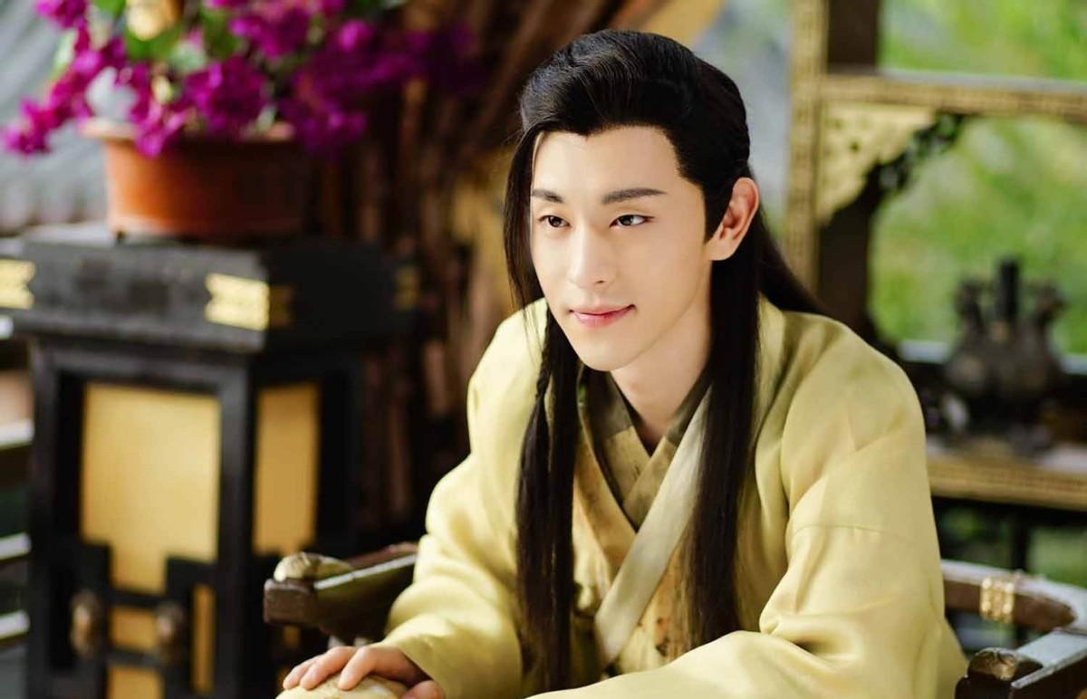 邓伦|邓伦近照大变样，疑整容变双眼皮，与圈内明星一起参加婚礼成焦点