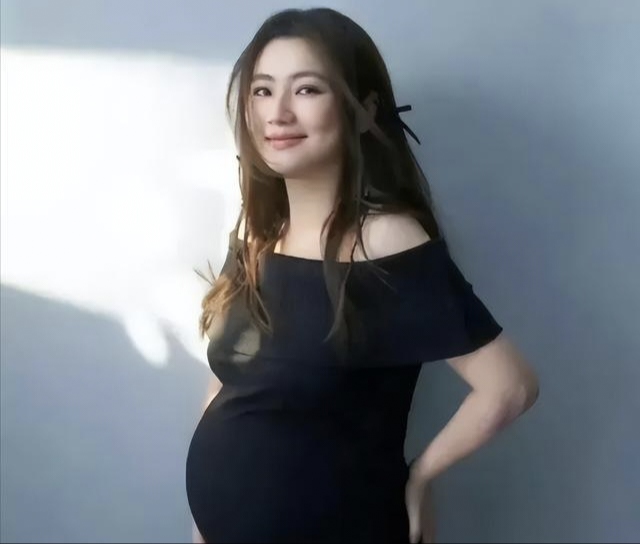 Selina坐月子经常哭！妹妹称找小7岁男友不领证，家人忽略产妇感受