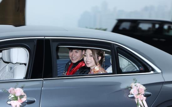 激光笔|又一香港千金风光出嫁！和老公甜蜜拥吻