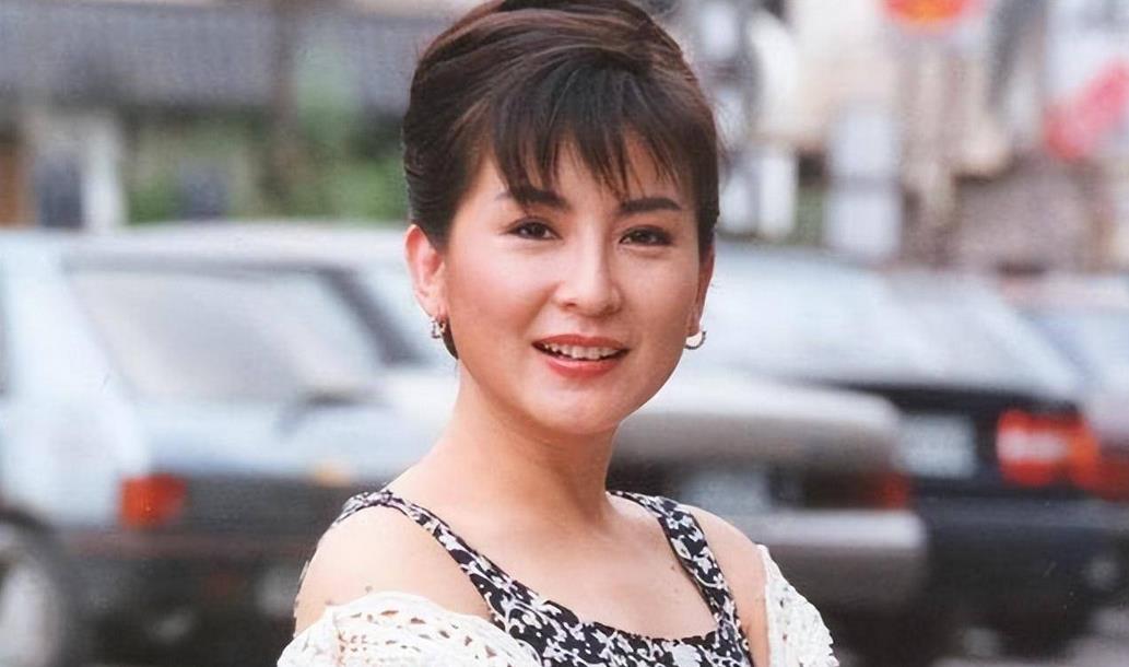 65岁天后至今未嫁,无性无爱,与青灯古佛相伴,被母亲毁掉一生