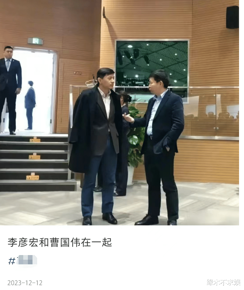 55岁李彦宏美国被偶遇,穿2万元毛衣,白发抢镜斑点多!