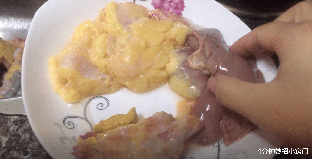 黄油|杀鸡时,鸡肚子里有一块“黄油”,吃掉还是直接扔掉?看完涨知识