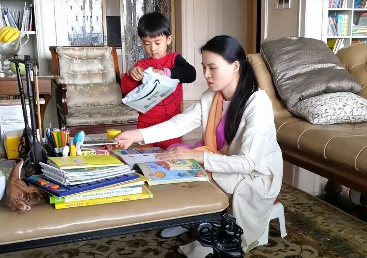 |曝林生斌现状：带2婚妻子、妹妹祭拜朱小贞，抿嘴笑一脸不屑