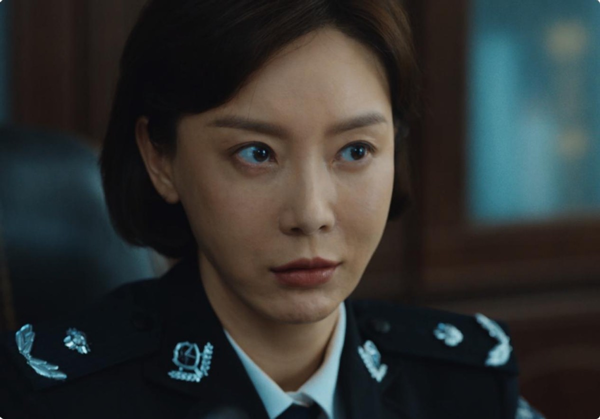 消失的十一层:顶着“硅胶脸”却要演女警察,是谁的审美出了问题