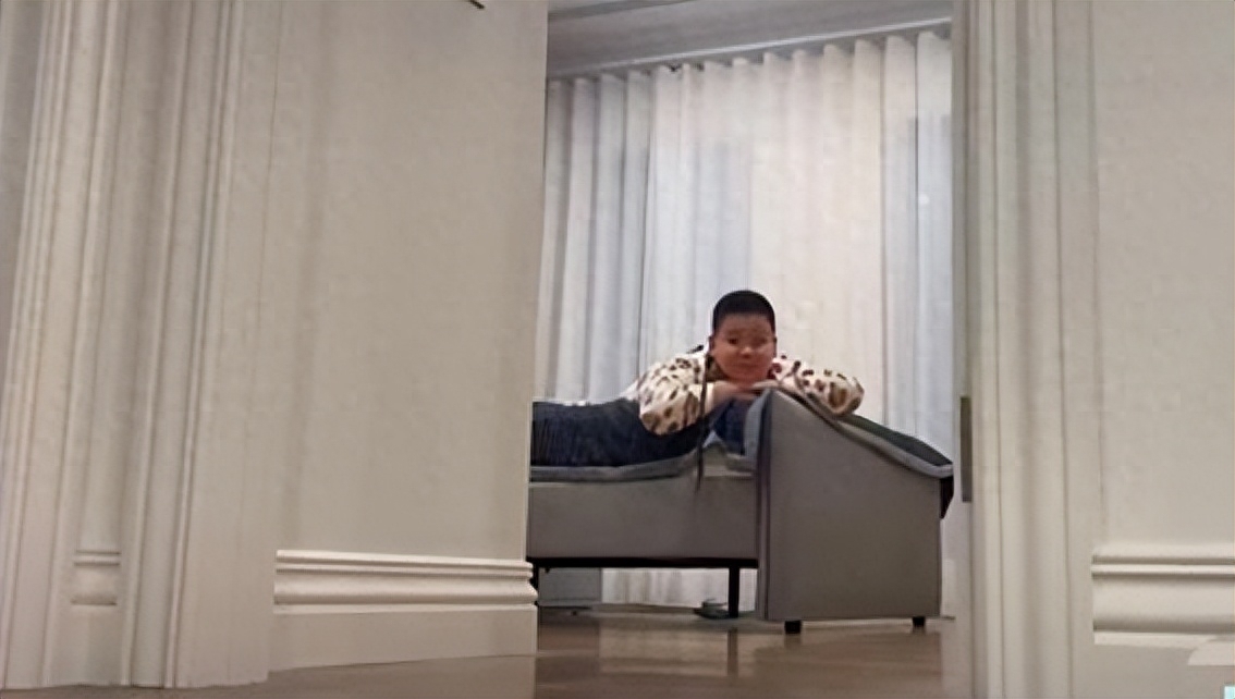 郭德纲现身墨尔本,二婚老婆穿睡衣一身肉,8岁儿子不上学惹质疑