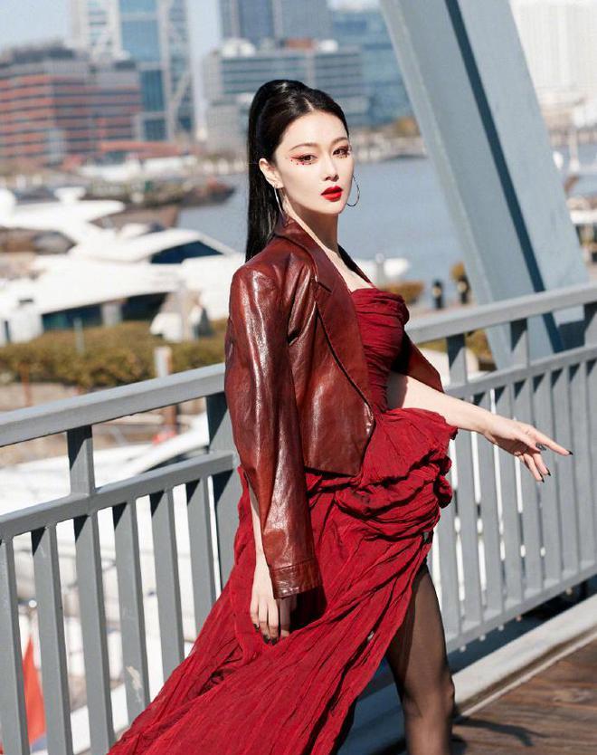 张馨予|张馨予妇女节晒老公视角秀恩爱,穿红衣开心灿笑,筷子腿吸睛十足