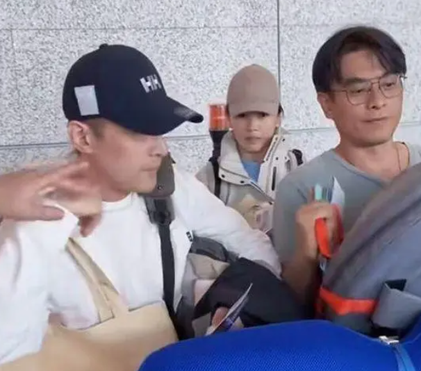 可可西里偶遇胡歌，头巾遮面依然帅气十足，与粉丝合影无明星架子