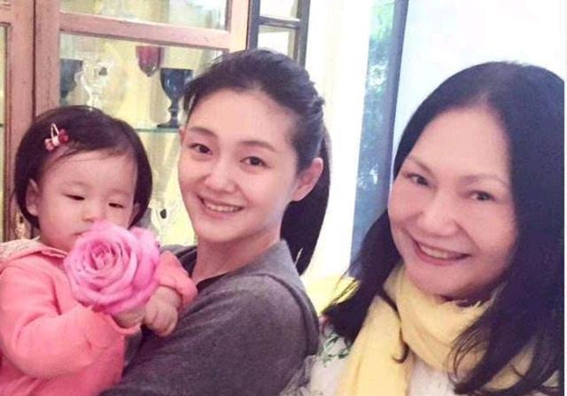 张兰晒孙子孙女游海洋馆画面,小玥儿穿新衣服很漂亮,S妈也来了