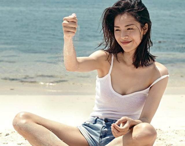 她被冯小刚捧红,成龙接着捧,接着推荐给洪金宝,被各大佬钟爱