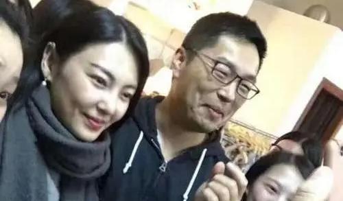 张雨绮|35岁张雨绮现身国外,带着小鲜肉和孩子度假,4人合体穿亲子装