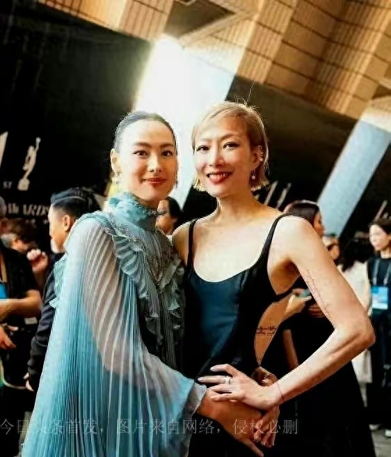 梁洛施又回加拿大14岁大儿子高大帅气，身价过亿不入豪门太幸福