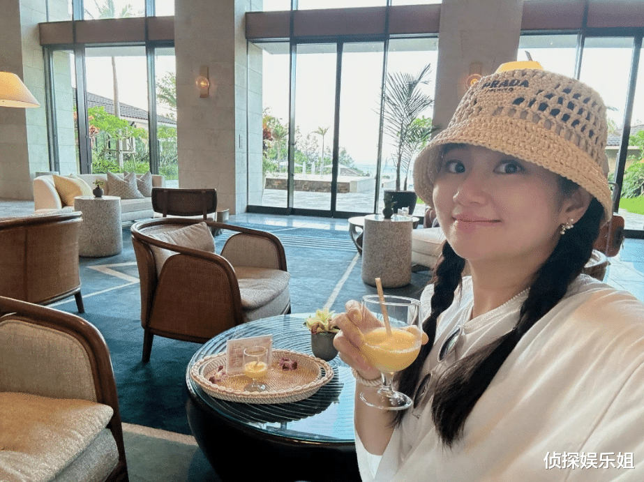 Selina分享产前最后一次旅行,挺孕肚穿泳装,肚大如箩状态超好