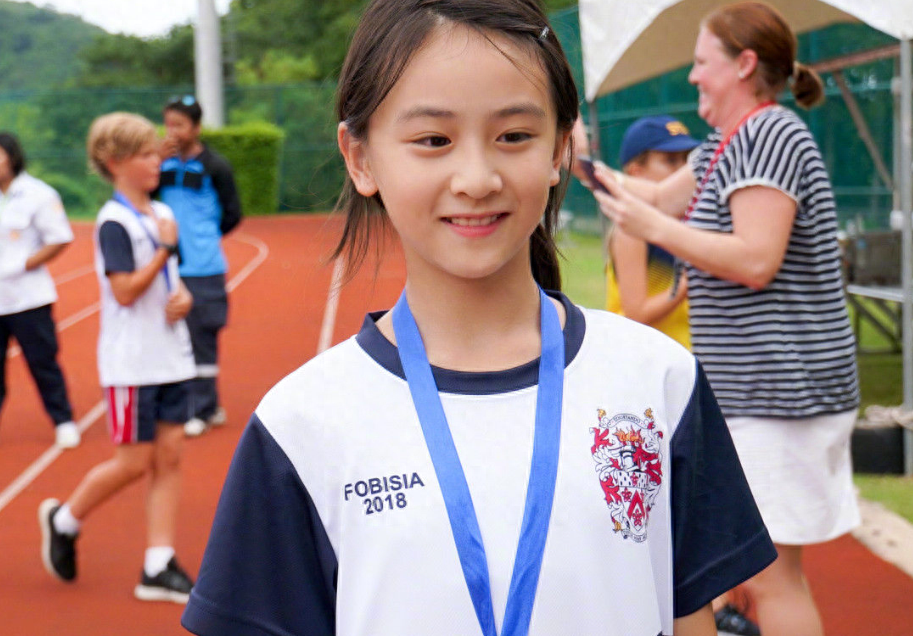 田亮父女罕见同框,森碟腿粗似爸,被指像孪生兄妹