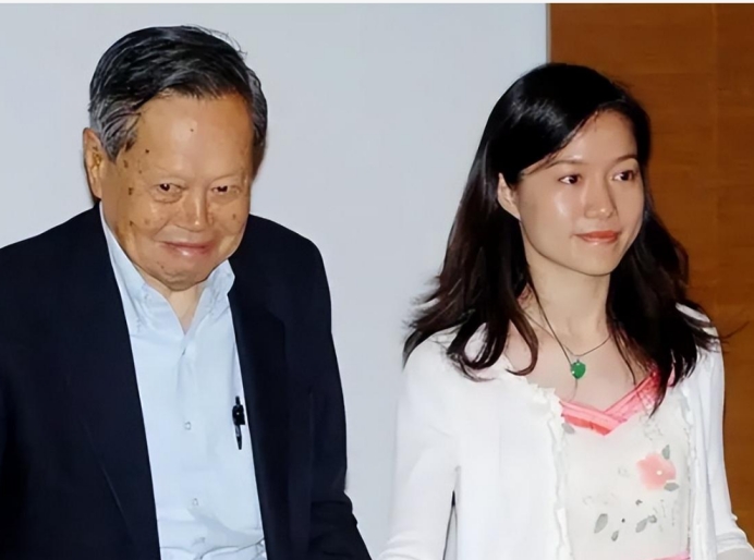 杨振宁果然错付!走路艰难瘫在娇妻身上,翁帆甩脸走人致摔倒住院