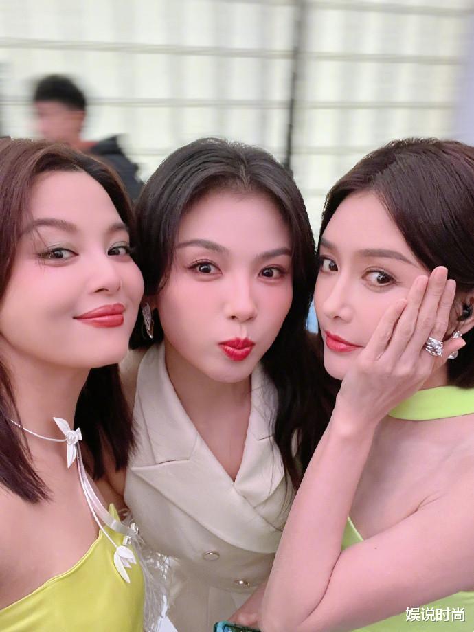 刘涛和秦岚、辛芷蕾同框，她自嘲为前辈！同色系的穿搭成为亮点
