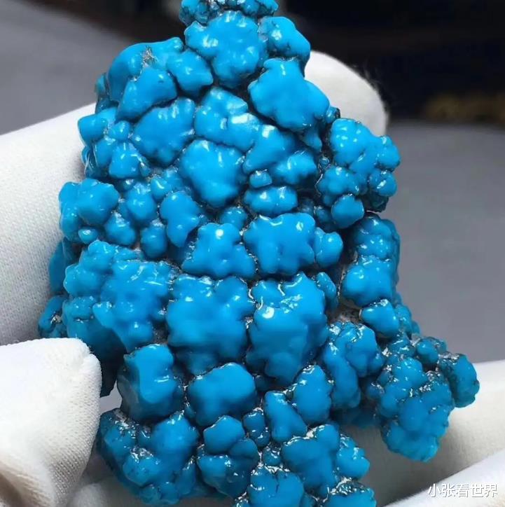 蓝色松石的缺点，不能盘玩不能沾汗，否则价值会降低很多