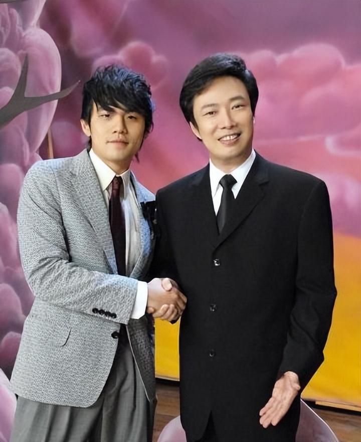 台媒曝费玉清病情恶化，昏迷半个月狂瘦24斤，私生子身伴左右