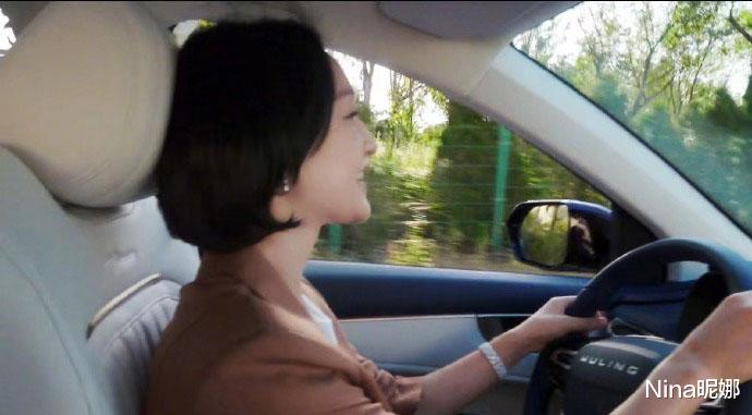 穿衣搭配|周迅真是好榜样!开国产代言车给家人送礼物,穿西装烫卷发像霸道总裁