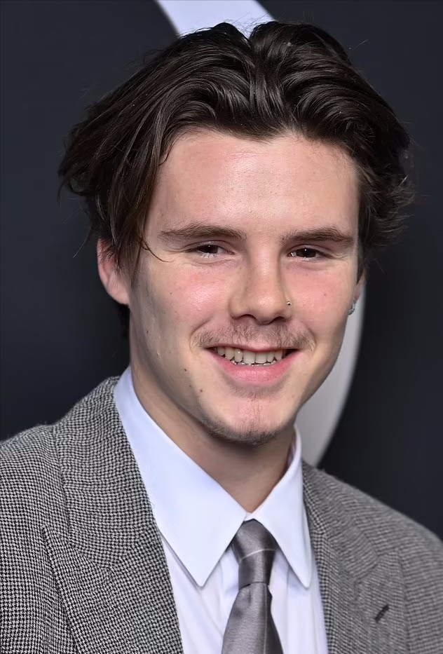 小贝|小贝三儿子游艇度假秀身材!17岁克鲁兹清秀脸庞很帅,和老爸比拼