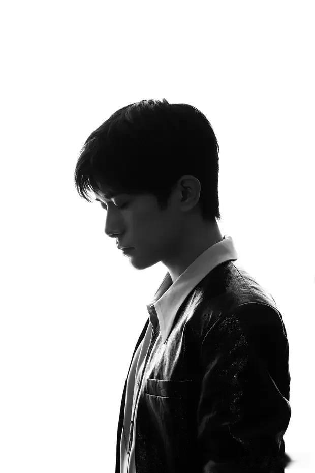 易烊千玺中分发型侧颜完美 穿棕红色夹克帅气有型!