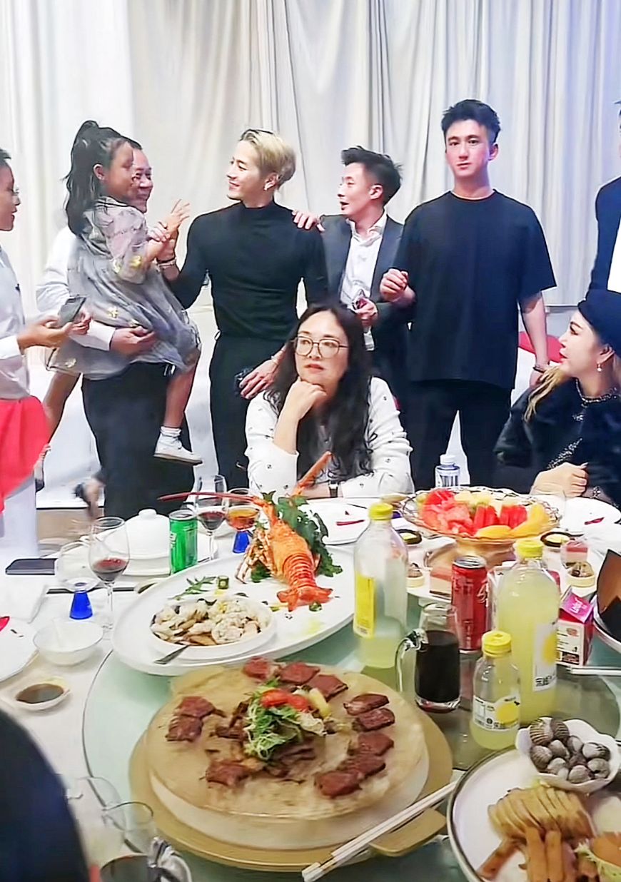 温州:29岁王嘉尔参加婚礼,众人争着拍照要签名,“抢新郎风头”