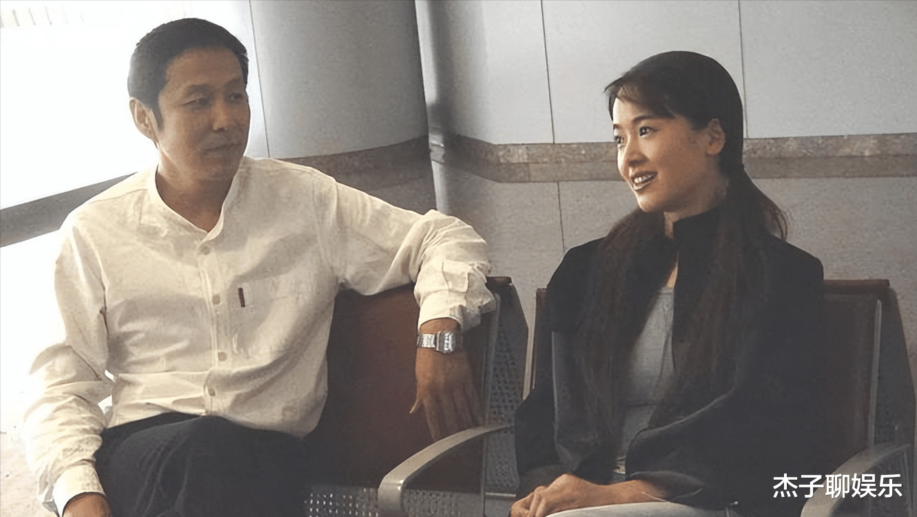 陈道明|陈道明:帮过苗苗,还提携新人左小青,娶央视主持人40年恩爱如初