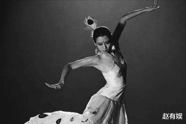 杨丽萍被曝私生活糜乱,生活全靠男助理伺候,网友:现实版老佛爷