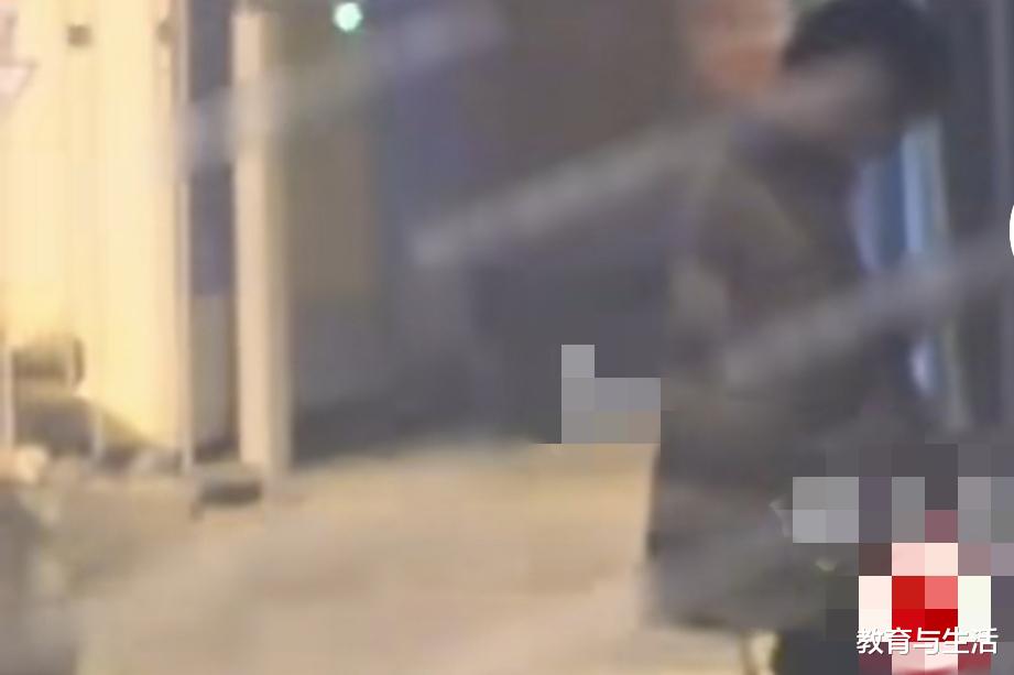 狂飙剧中一位男演员被曝一年换三个女友,酒后下车随地小便