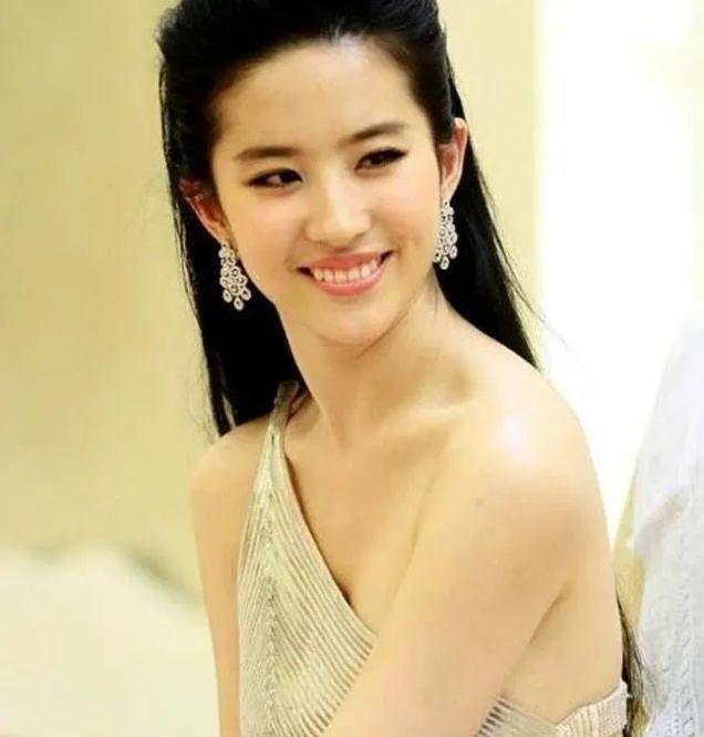 刘亦菲豁出去了,就靠一块三角布遮羞,不要玉女形象了?