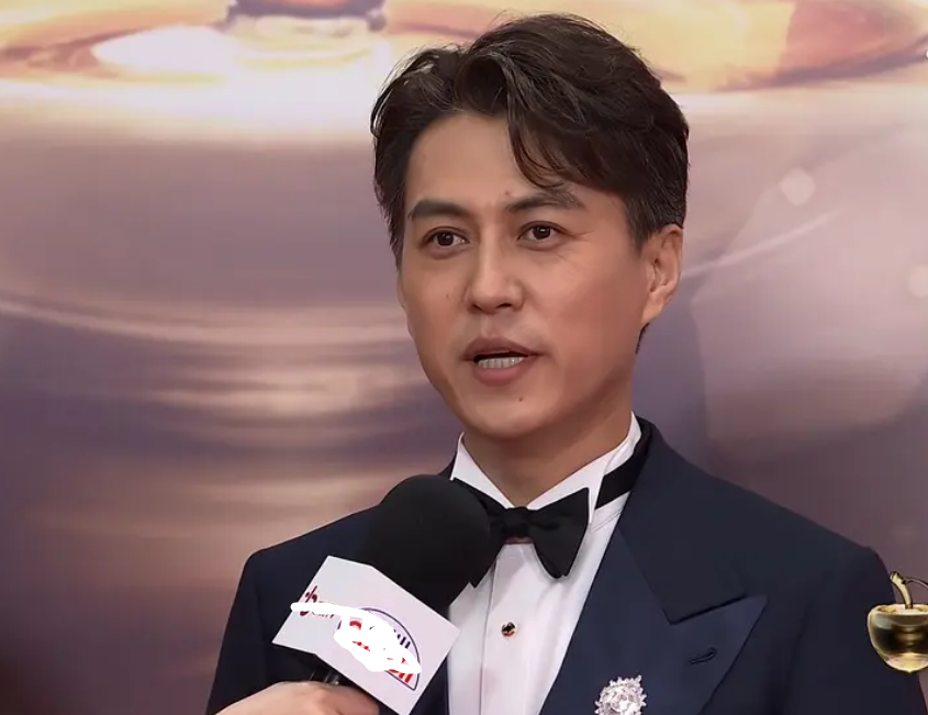 万茜|国剧盛典：万茜张萌穿衣破尺度太油腻，老戏骨奚美娟端庄像照妖镜