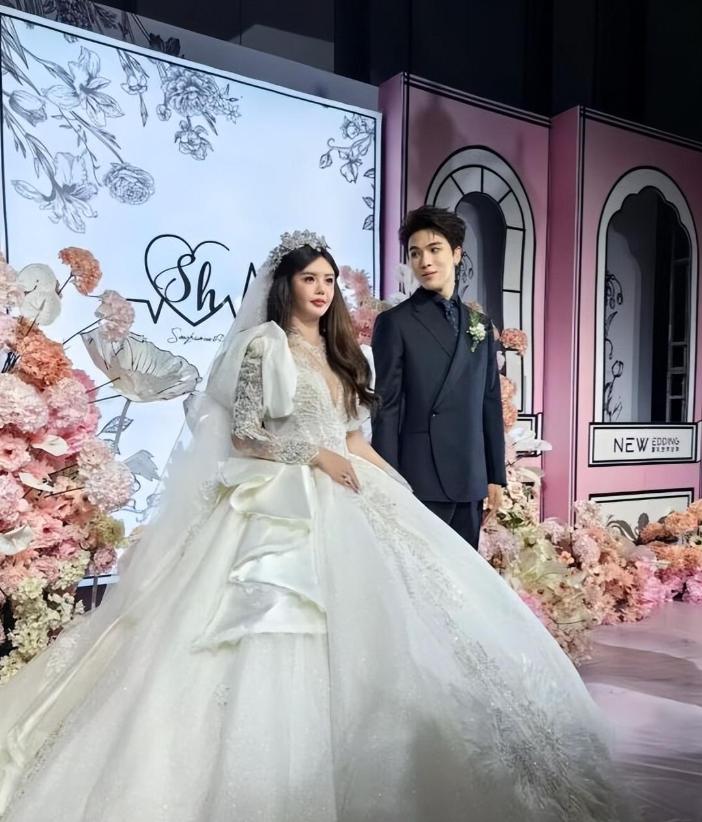 韩安冉婚礼生图被曝,身材发福面部“僵化”,近照神似女星邵音音