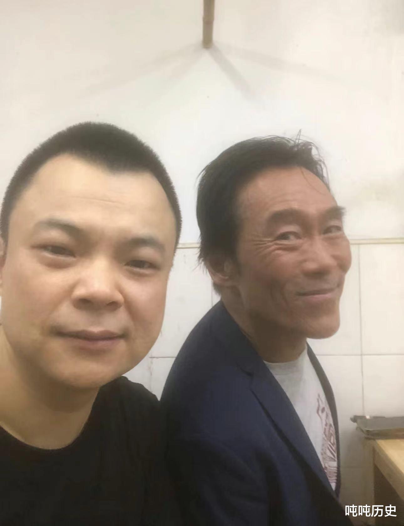 赌王|60岁港星现身珠海,穿西装吃面,二婚老婆出轨后卷款跑路致其抑郁