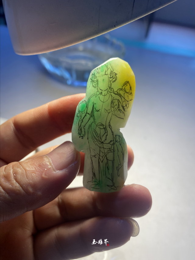 雕刻|拇指大的翡翠出佛像小摆,精悍传神!