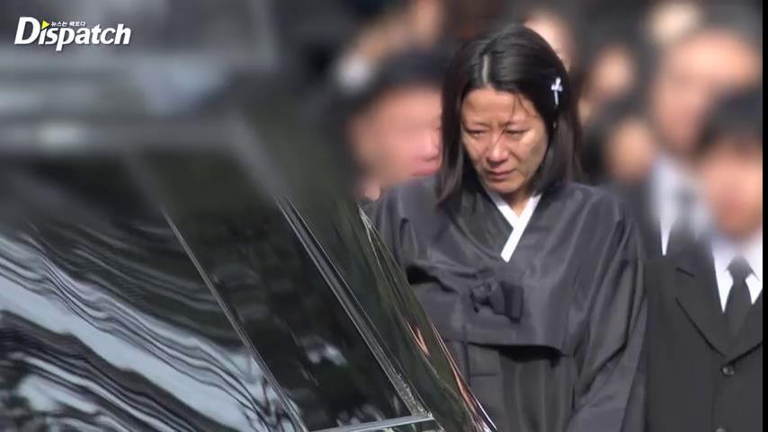 李善均出殡，长子捧遗照妻子哭成泪人，郑雨盛孔孝真含泪送别