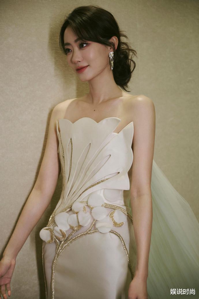 张小斐成穿搭模版!舒适潮流的穿搭风格,减龄有活力