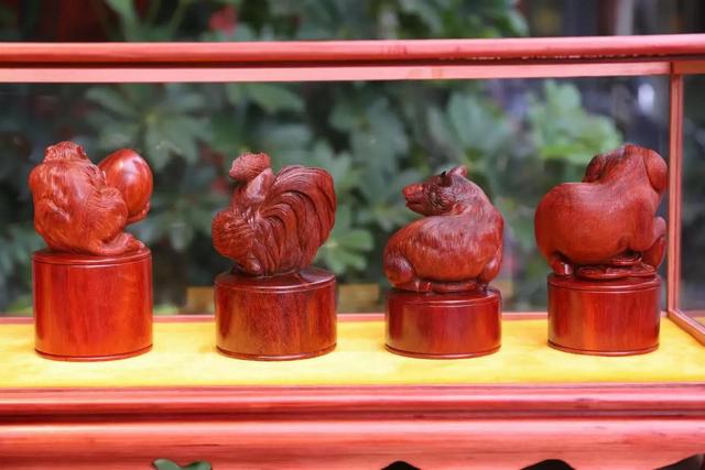 小叶紫檀|十二生肖!大师级小叶紫檀手工木雕作品!漂亮