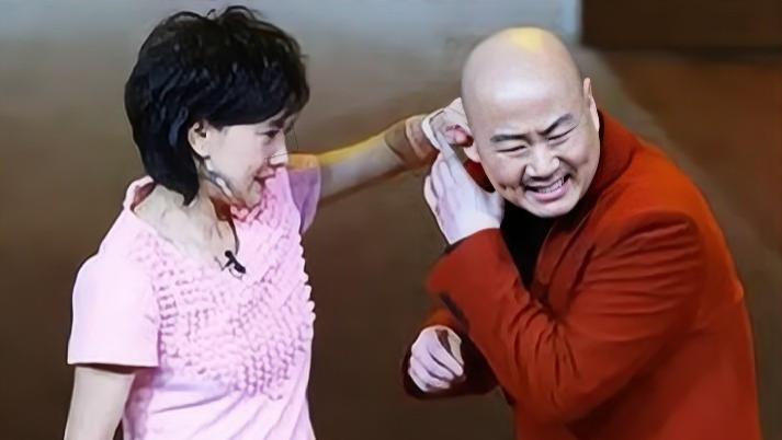 登春晚21次，56岁未婚无子，因8个字被索赔1亿，郭冬临如今怎样了